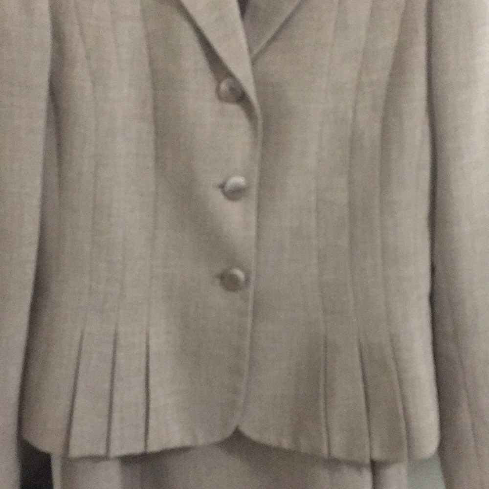 Vintage style Oat color 2 piece skirt/jacket suit - Picture 3 of 8